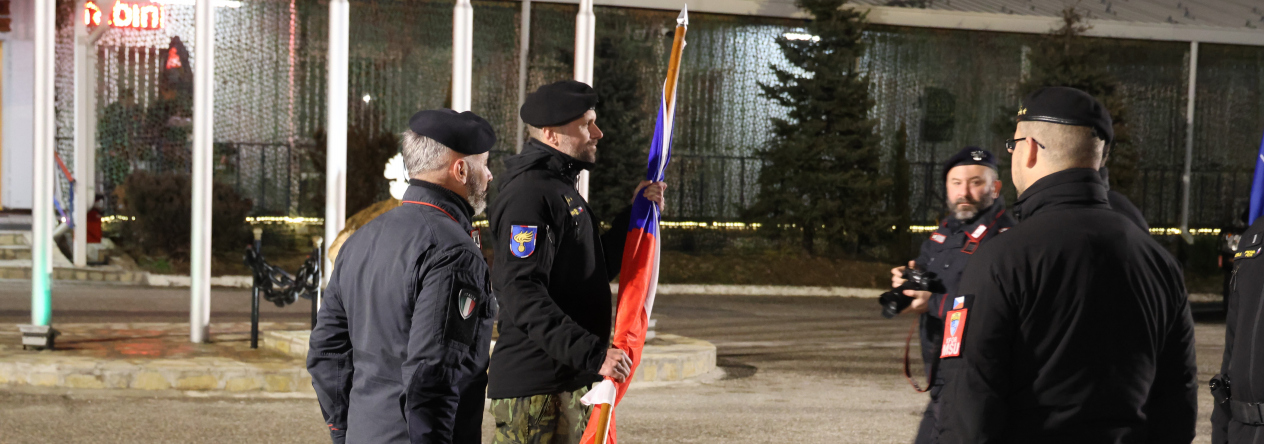 Symbolické předání vlajky mezi veliteli kontingentů
