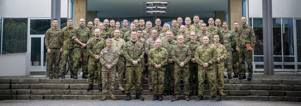 Účastníci konference Mnohonárodního praporu Vojenské policie NATO 
