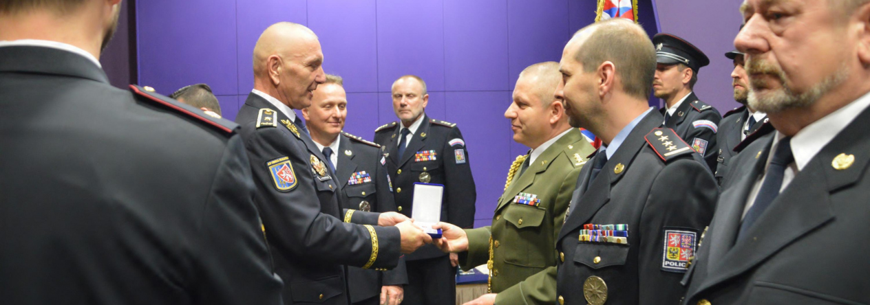 Plukovník Roček přebírá ocenění