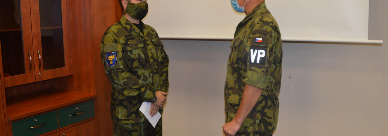 kpt. R.Š během oceňování náčelníkem VP