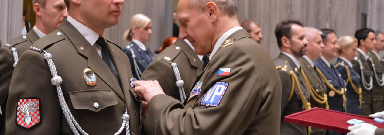 plukovník Murček předává medaili