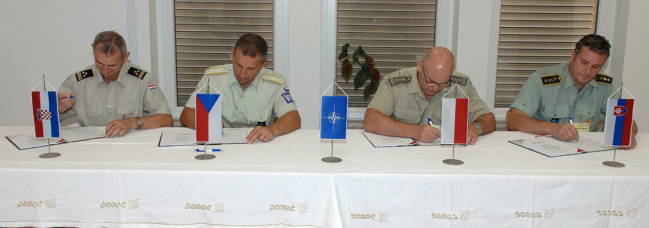 plukovník Vlado Kovačevič náčelník VP Chorvatska, brigádní generál Pavel Kříž náčelník VP ČR, plukovník Marek Maik zástupce NŠ VP Polska, a plukovník Ivan Viselka pověřený ředitel VP Slovenska při podpisu implementační dohody (zleva).