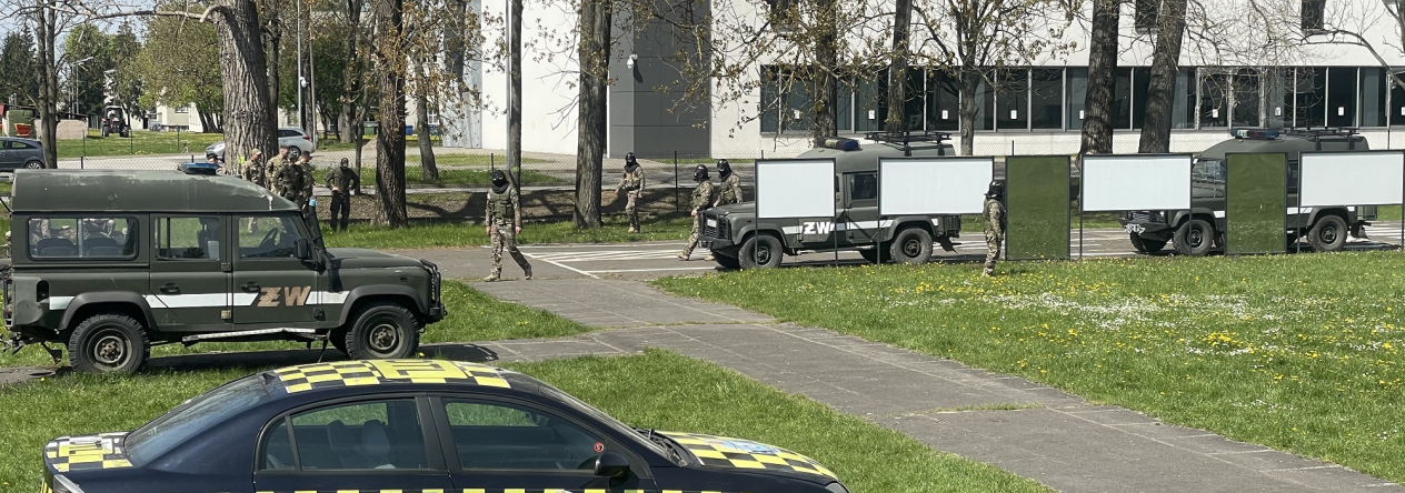 Modelová situace - rozmístění osob a vozidel při doprovodu VIP