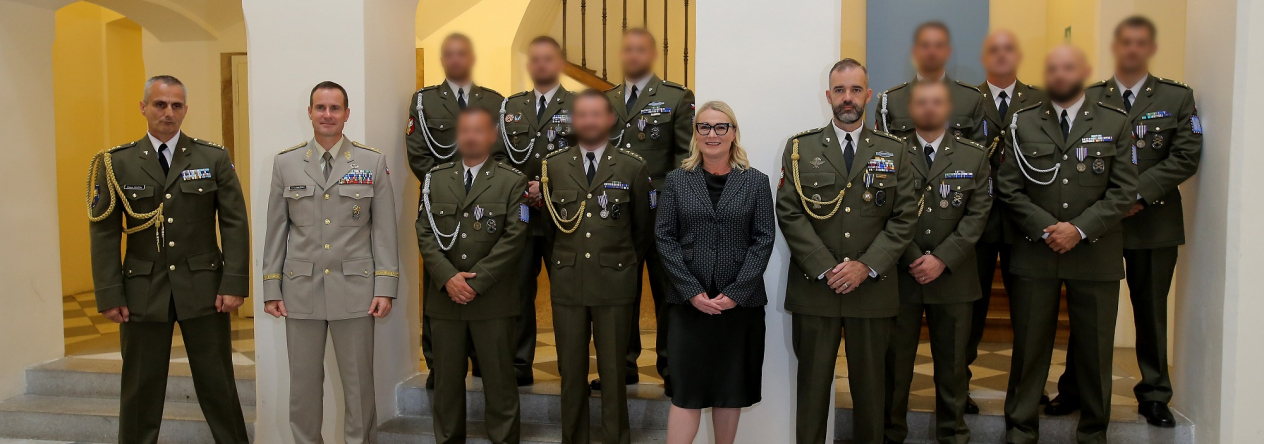 Ministryně obrany, náčelník Vojenské policie, náčelník generálního štábu a ocenění příslušníci jednotky Kamba Vojenské policie