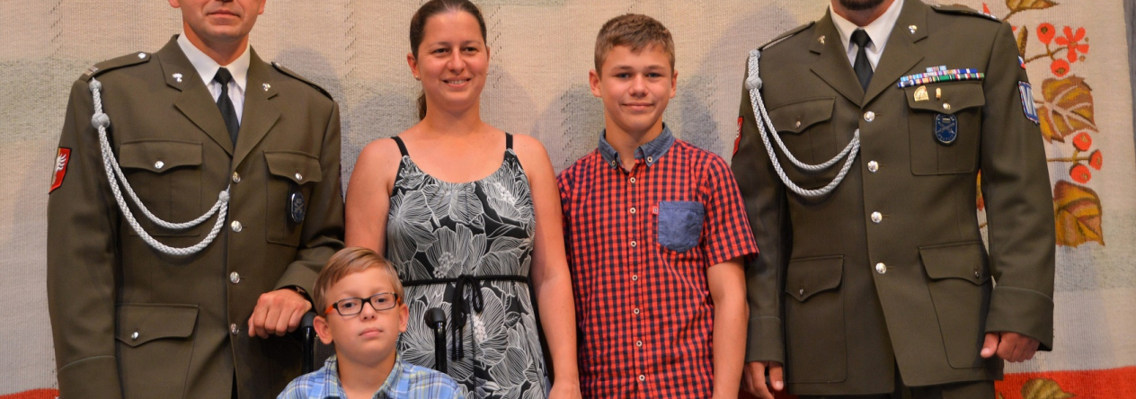 Piskačovi s patronem sbírky praporčíkem Jakubem Skřivánkem (vpravo)