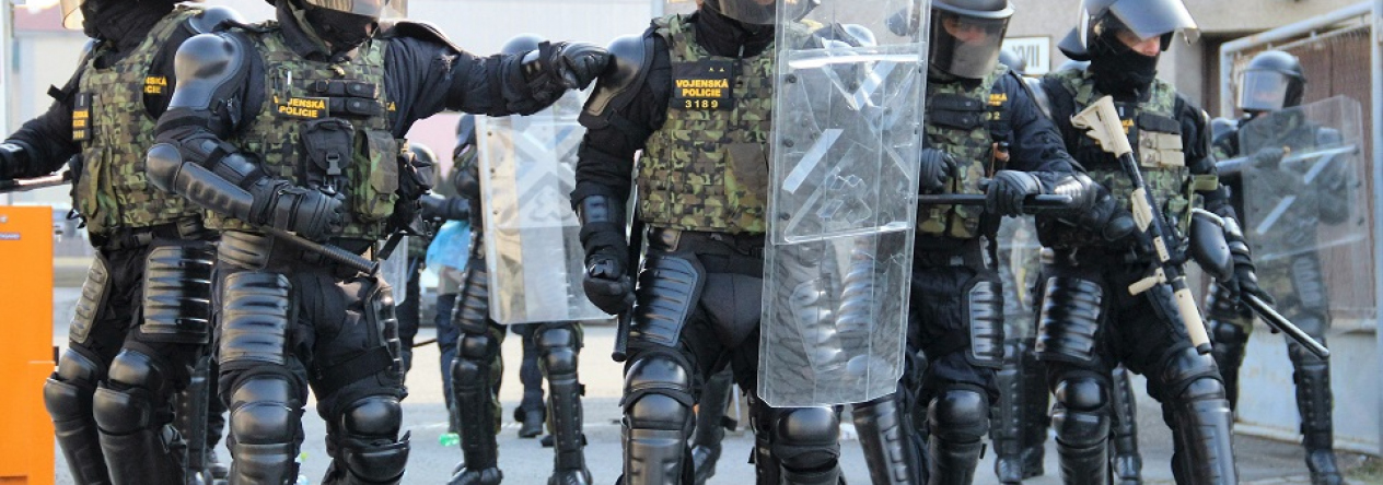 vojenští policisté v protiúderových prostředcích