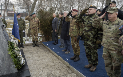 Účastníci pietního aktu vzdávají hold oběti slovenských vojáků a pracovníků ministerstva obrany, kteří zahynuli během návratu z mise KFOR v Kosovu