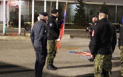 Symbolické předání vlajky mezi veliteli kontingentů