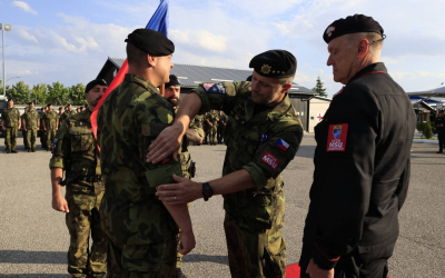 Končící velitel plukovník Karel Fiala a jeho nástupce plukovník Jan Ševčík.