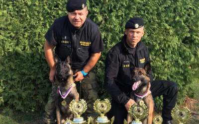 Psovodi Vojenské policie se svými svěřenci