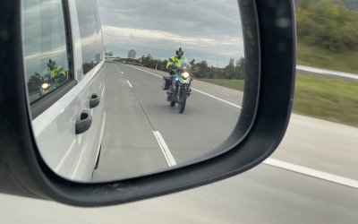 Práce motorkářů Vojenské policie při doprovodech