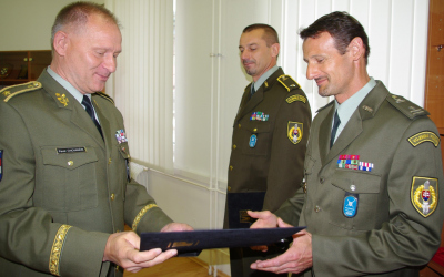 Zástupce náčelníka Vojenské policie ČR brigádní generál Pavel Chovančík ocenil dva slovenské kolegy