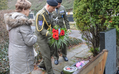 Náčelník Vojenské policie pokládá smuteční květinu
