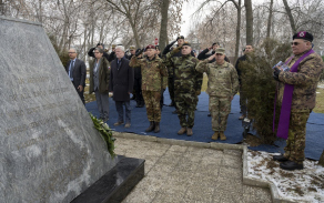 Vojenský kaplan pronesl modlitbu za padlé a vzdal úctu pietnímu místu  