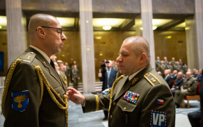 Udělení vyznamenání náčelníka Vojenské policie příslušníkům VP
