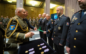 Udělení vyznamenání náčelníka Vojenské policie mimorezortním hostům