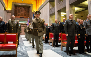 Slavnostní akt Vojenské policie, příchod státní vlajky a bojových praporů VP