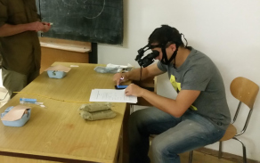 plukovník Tomáš Henlín testuje přístroj nočního vidění před začátkem studie zabývající se využitím chirurgických výkonů pro zajištění dýchacích cest za stižených podmínek