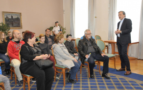 návštěvníci s ministrem obrany v Zrcadlovém salonku