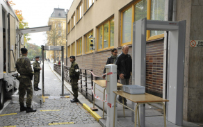 vojenští policisté využili k zabezpečení plynulého průchodu návštěvníků mobilní prostředky na kontrolu osob