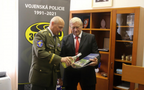 Akt křtu nové knihy VP v podání NVP a JUDr. Ladislava Dolejšího