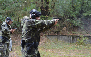policejní záložáci při výcviku na střelnici