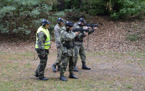policejní záložáci při výcviku na střelnici