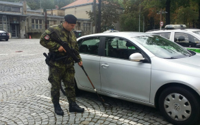 příslušník AZ VP při kontrole vozidla