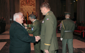 plukovník v. v. Karel Bílek s náčelníkem Generálního štábu AČR armádním generálem Josefem Bečvářem