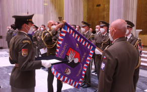 Dekorování bojového praporu Hlavního velitelství Vojenské policie