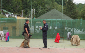 rozhodčí vydává poslední pokyny před hledáním drog v oblečení