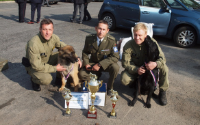 praporčík Miroslav Vánský, kapitán František Hanslík (hlavní kynolog Vojenské policie) a nadrotmistr Emil Drábík (zprava)