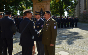 plukovní Tomáš Lerch blahopřeje majoru Valdovi