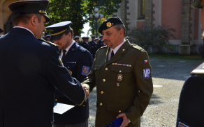 generálmajor Tomáš Tuhý předává majoru Valdovi ocenění