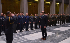 Podání hlášení před zahájením ceremoniálu