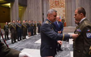 generál Verner předává ocenění