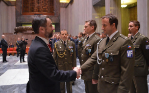 Velvyslanec Štěpánek oceňuje příslušníky VP