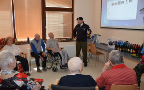 nadporučík Lukáš Kvapil při besedě s válečnými veterány