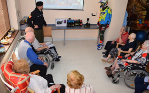 nadporučík Lukáš Kvapil při besedě s válečnými veterány