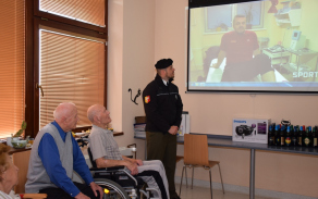 nadporučík Lukáš Kvapil při besedě s válečnými veterány