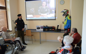 nadporučík Lukáš Kvapil při besedě s válečnými veterány