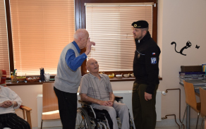 nadporučík Lukáš Kvapil při besedě s válečnými veterány