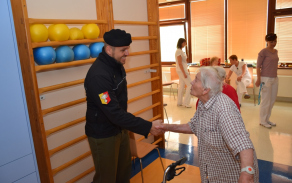 nadporučík Lukáš Kvapil při besedě s válečnými veterány