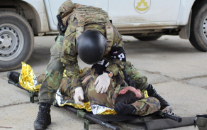poskytnutí první pomoci po střelném zranění dle zásad Tactical Combat Casualty Care