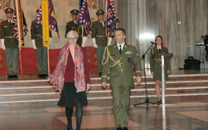 ministryně obrany Karla Šlechtová při úvodním ceremoniálu v doprovodu brigádního generála Pavla Kříže