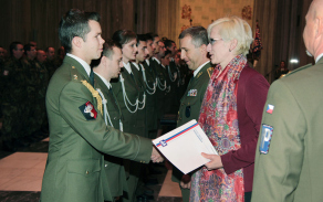 inistryně obrany Karla Šlechtová blahopřeje novým vojenským policistům