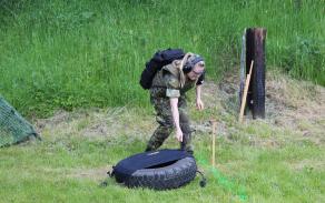 jedna z disciplín policejního víceboje, před střelbou bylo nutné si obléknout těžký batoh a neprůstřelnou vestu