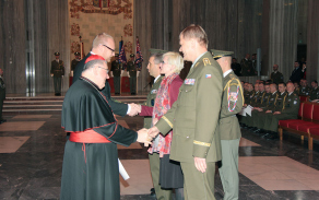 náčelník generálního štábu AČR armádní generál Josef Bečvář blahopřeje oceněným, kterým byla udělena medaile VP