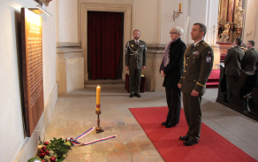 ministryně obrany Karla Šlechtová a náčelník VP brigádní generál Pavel Kříž před textem modlitby za padlé a zraněné