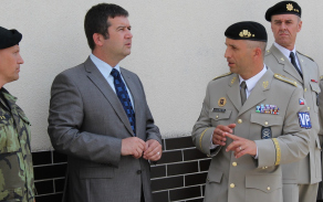 předseda Poslanecké sněmovny Parlamentu České republiky Jan Hamáček s náčelníkem Vojenské policie brigádním generálem Pavlem Křížem